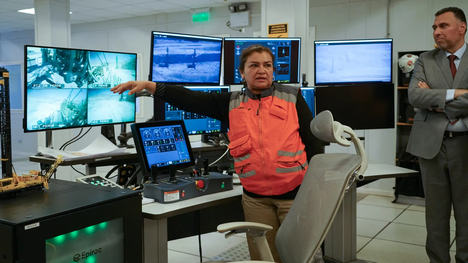 Operadora en sala de control monitoreando perforación remota y automatizada en BHP